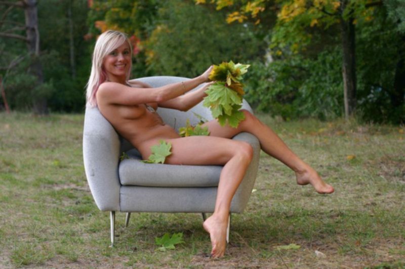 Белокурая гимнастка позирует в осеннем лесу голышом - секс порно фото