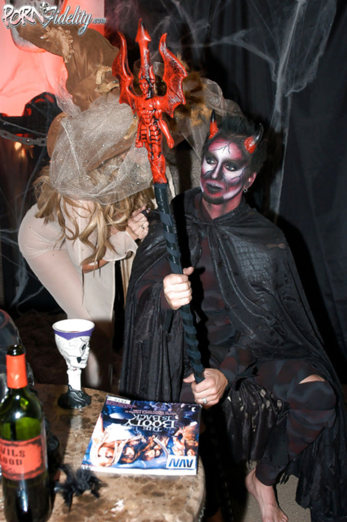 Секс втроем с двумя зрелыми ведьмочками во время Хеллоуина - секс порно фото