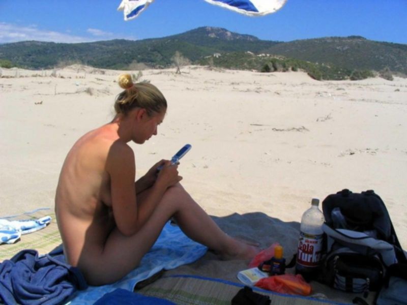 Блондинка на пляже раздвигает ноги даёт киске загореть - секс порно фото