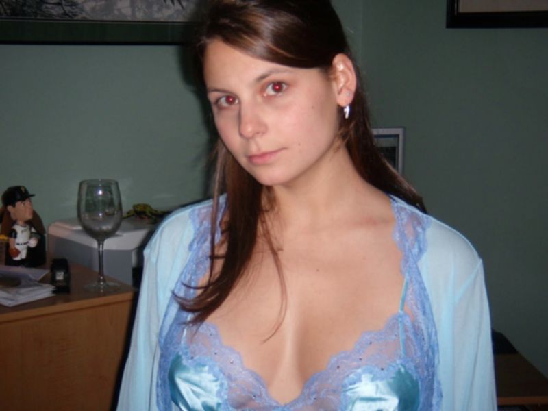 Молодая милашка позирует дома в нижнем белье - секс порно фото