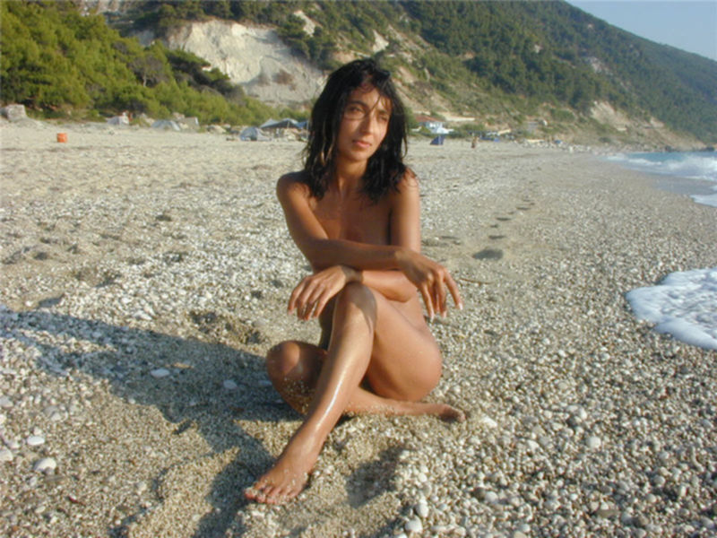 Стройная брюнетка гуляет на нудистском пляже - секс порно фото