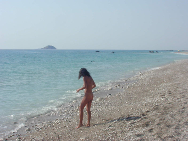 Стройная брюнетка гуляет на нудистском пляже - секс порно фото