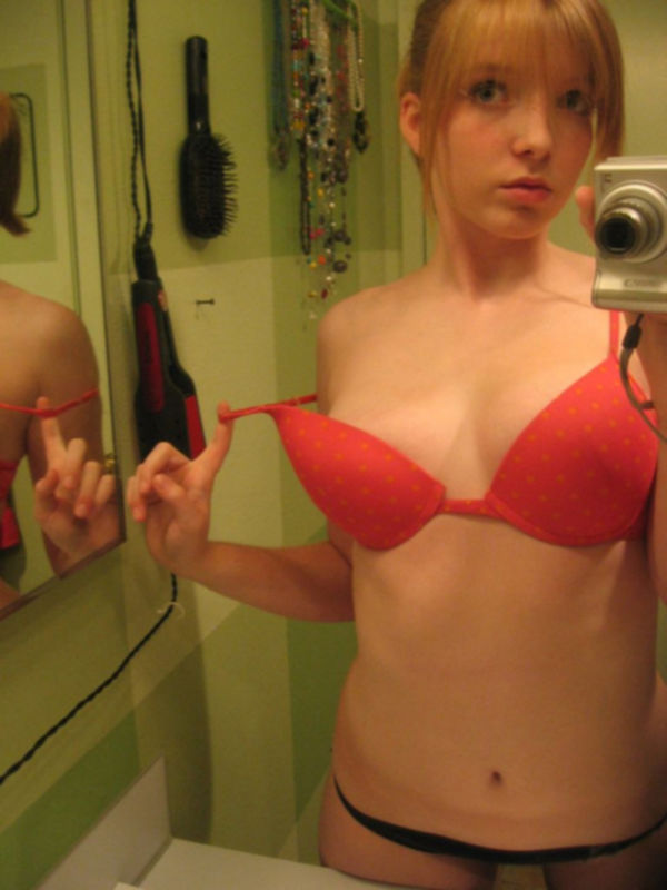 Студентка делает голые селфи в домашней ванной на фотоаппарат - секс порно фото