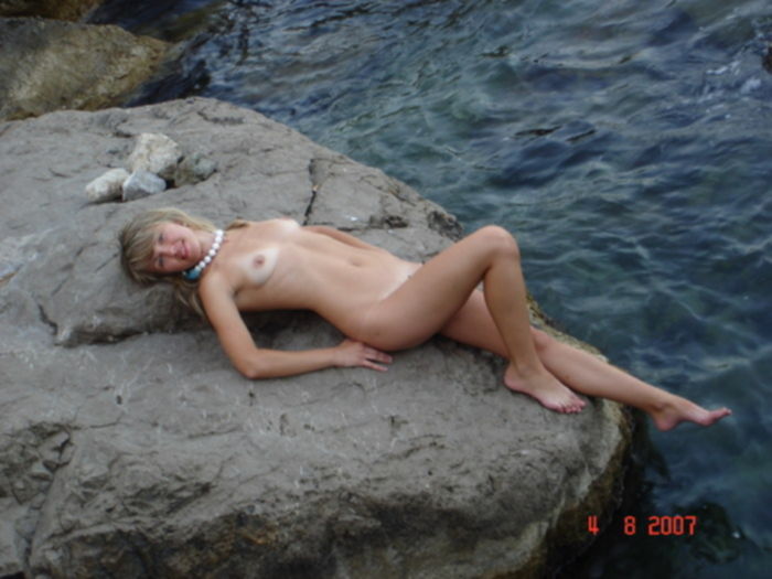 Русская лесбиянка позирует на море одна и с рыжей любовницей - секс порно фото
