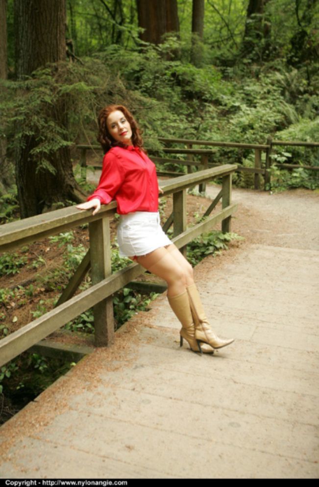 Рыжая зрелка в сапогах и чулках задирает белую юбку в парке - секс порно фото