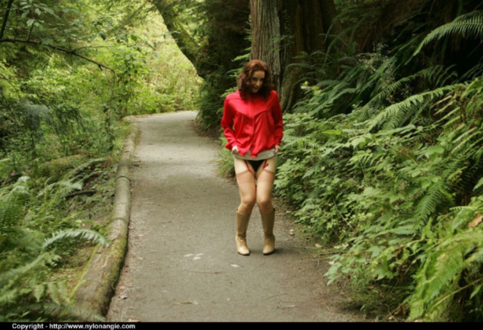 Рыжая зрелка в сапогах и чулках задирает белую юбку в парке - секс порно фото