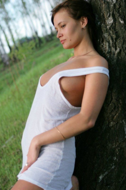 Молодая брюнетка разделась на природе возле дерева - секс порно фото