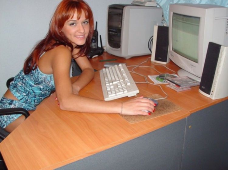 Грудастая телка с рыжими волосами светит попой и киской на стуле - секс порно фото
